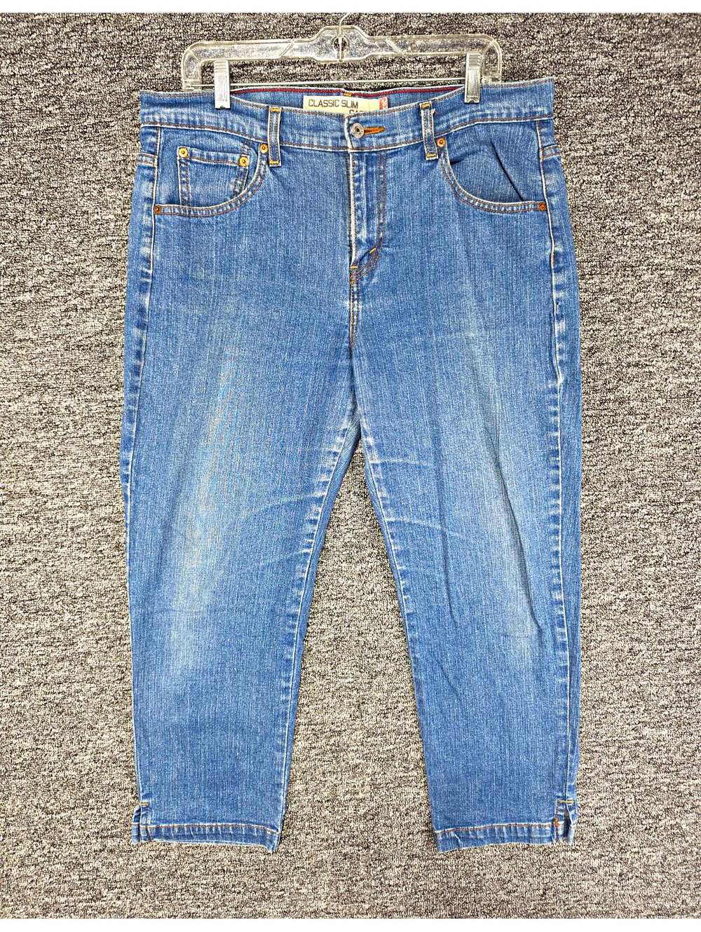 Levi's Women's Slim Mid Rise Medium Wash Blue Denim Capri Jeans Stretch